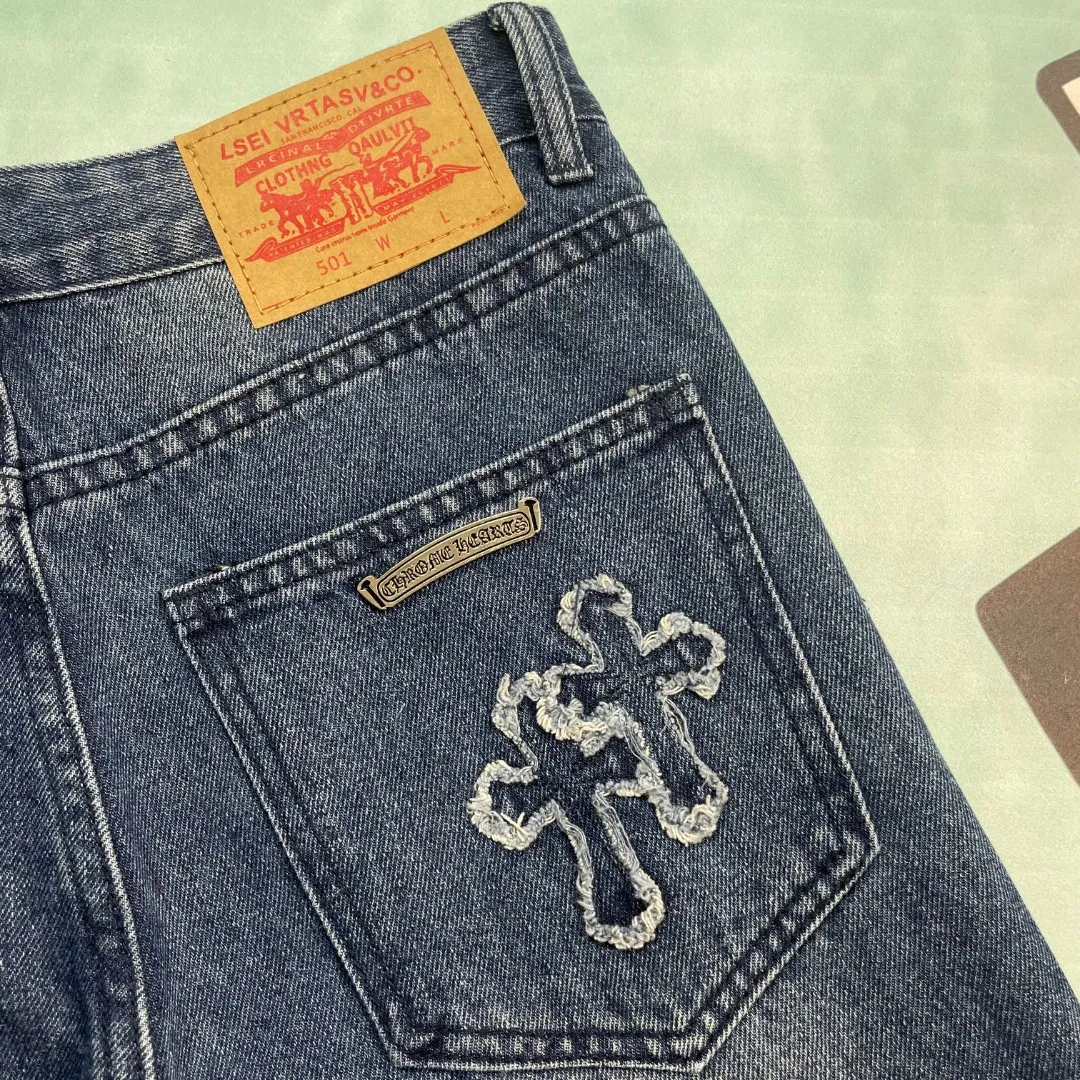 🅿️290 🔘Style No.-KL160 🔘Cro Heart𝐂𝐡𝐫𝐨𝐦𝐞 𝐇𝐞𝐚𝐫𝐭 Denim patch tassel cross jeans* The high-end quality is completely different from the currency on the market! It has been heavily washed, showing a natural worn and aged effect, and is full of retro charm, just like it came from the old fashion era. The customized denim patch cross adopts full right-angle hand-embroidery technology. Every stitch is full of ingenuity. The patch and denim are perfectly integrated, and the cross pattern is three-dimensional and exquisite. The aged silver buckle and the complete set of metal accessories are all custom-made from molds, with superb texture, harmonious color matching, strong durability, and luxurious details. This kind of craftsmanship and quality make it stand out among many jeans. Whether you are going out daily or attending trendy events, wear it and you will be the center of attention! For matching, you can choose a simple white T-shirt for the upper body to highlight the personality of jeans; or pair it with a black leather jacket and Martin boots to create a cool street style. If a couple wears it together, each with a different style of top, it will be the most beautiful scene when going out!  Size: S M L XL XXL (28.30.32.34.36) Color: Blue